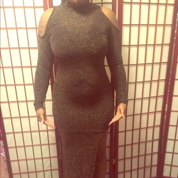 Snap Dresses & Skirts - Chic Dress With Side Slits & Cold Shoulder